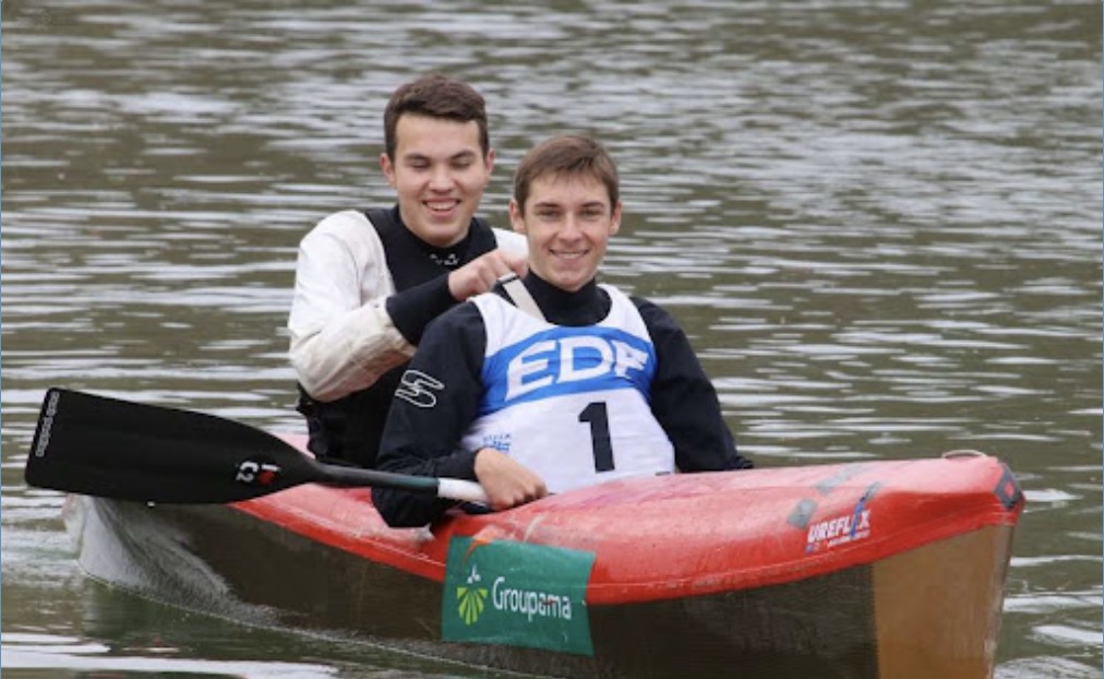 Deux pagayeurs en canoë biplace lors d'un championnat