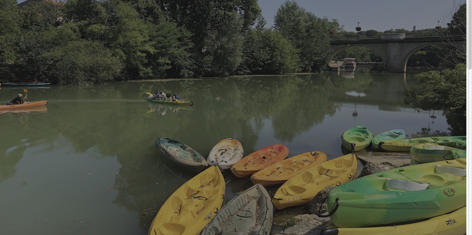 La Baïse à Lavardac, kayaks colorés sur la rive et pagayeurs sur l'eau